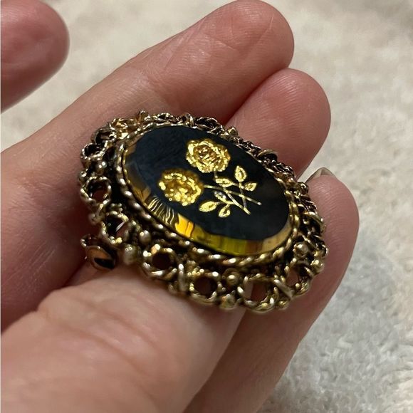 Updated- Vintage gold double rose etched brooch - Picture 2 of 9